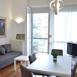 New Renovated With Balcony Porta Romana Appartamento